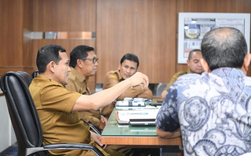 Wakil Gubernur Aceh, Fadhlullah, SE., di dampingi Sekretaris Daerah Aceh, para Asisten sekda Aceh dan instansi terkait lainnya lakukan pertemuan bersama tim SKALA terkait satu data Aceh di ruang Rapat Sekda Aceh, Selasa (25/2/2025)
