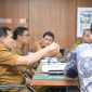 Wakil Gubernur Aceh, Fadhlullah, SE., di dampingi Sekretaris Daerah Aceh, para Asisten sekda Aceh dan instansi terkait lainnya lakukan pertemuan bersama tim SKALA terkait satu data Aceh di ruang Rapat Sekda Aceh, Selasa (25/2/2025)