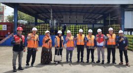 Petugas Dinas ESDM Aceh dan PT. Pertamina Patra Niaga SAM Aceh yang tergabung dalam Tim Pemantauan Energi Subsidi Pemerintah Aceh dan Kabupaten Aceh Besar melakukan pemantauan LPG 3 kg di SPPBE Indrapuri Aceh Besar, Kamis (27/2/2025). Foto : Dok ESDM Aceh