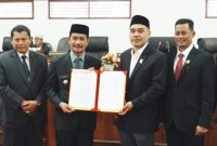 Wakil Bupati Aceh Besar, Drs H Syukri pada Sidang paripurna melakukan foto bersama pimpinan DPRK di Gedung DPRK Aceh Besar, Senin (24/3/2025). Foto : Ist.