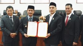 Wakil Bupati Aceh Besar, Drs H Syukri pada Sidang paripurna melakukan foto bersama pimpinan DPRK di Gedung DPRK Aceh Besar, Senin (24/3/2025). Foto : Ist.