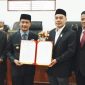 Wakil Bupati Aceh Besar, Drs H Syukri pada Sidang paripurna melakukan foto bersama pimpinan DPRK di Gedung DPRK Aceh Besar, Senin (24/3/2025). Foto : Ist.