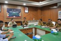 Plt Sekda Aceh, M. Nasir didampingi Asisten I dan Asisten II Setda Aceh, menerima kunjungan kerja Staf Khusus Menteri Ekonomi Kreatif/Badan Ekonomi Kreatif RI, Rian Syaf, di ruang rapat Sekda Aceh, Senin (24/3/2025).
Foto : Humas Aceh