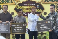 Tiga merchant yang diikutsertakan dalam program racing transaksi tertinggi menggunakan QRIS Bank Aceh menerima hadiah 1, 2, dan 3 dari Bank Aceh pada penutupan kegiatan Gampong Ramadhan in Action, Senin, 17 Maret 2025/17 Ramadhan 1446 H. (Foto Humas Bank Aceh)