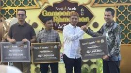 Tiga merchant yang diikutsertakan dalam program racing transaksi tertinggi menggunakan QRIS Bank Aceh menerima hadiah 1, 2, dan 3 dari Bank Aceh pada penutupan kegiatan Gampong Ramadhan in Action, Senin, 17 Maret 2025/17 Ramadhan 1446 H. (Foto Humas Bank Aceh)