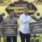 Tiga merchant yang diikutsertakan dalam program racing transaksi tertinggi menggunakan QRIS Bank Aceh menerima hadiah 1, 2, dan 3 dari Bank Aceh pada penutupan kegiatan Gampong Ramadhan in Action, Senin, 17 Maret 2025/17 Ramadhan 1446 H. (Foto Humas Bank Aceh)