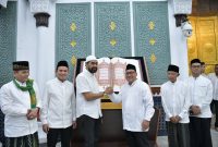 Di Malam Nuzulul Qur’an, Muzakir Manaf Lauching Instruksi Gubernur Wajibkan ASN dan Masyarakatnya Salat Fardhu Berjamaah
Gubernur Aceh, Muzakir Manaf melaunching Instruksi Gubernur Aceh Nomor 1 Tahun 2025 tentang Pelaksanaan Salat Fardhu Berjamaah bagi PNS-ASN dan Masyarakat serta Mengaji di setiap Satuan Pendidikan di Aceh, Minggu, (16/3/2025).