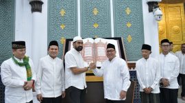 Di Malam Nuzulul Qur’an, Muzakir Manaf Lauching Instruksi Gubernur Wajibkan ASN dan Masyarakatnya Salat Fardhu Berjamaah
Gubernur Aceh, Muzakir Manaf melaunching Instruksi Gubernur Aceh Nomor 1 Tahun 2025 tentang Pelaksanaan Salat Fardhu Berjamaah bagi PNS-ASN dan Masyarakat serta Mengaji di setiap Satuan Pendidikan di Aceh, Minggu, (16/3/2025).