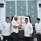Di Malam Nuzulul Qur’an, Muzakir Manaf Lauching Instruksi Gubernur Wajibkan ASN dan Masyarakatnya Salat Fardhu Berjamaah
Gubernur Aceh, Muzakir Manaf melaunching Instruksi Gubernur Aceh Nomor 1 Tahun 2025 tentang Pelaksanaan Salat Fardhu Berjamaah bagi PNS-ASN dan Masyarakat serta Mengaji di setiap Satuan Pendidikan di Aceh, Minggu, (16/3/2025).