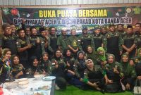 Pengurus dan anggota DPC HIPAKAD Kota Banda Aceh mengabadikan dalam sebuah foto bersama usai acara buka puasa bersama di Alfa Kopi, Selasa (10/3/2025).