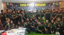 Pengurus dan anggota DPC HIPAKAD Kota Banda Aceh mengabadikan dalam sebuah foto bersama usai acara buka puasa bersama di Alfa Kopi, Selasa (10/3/2025).