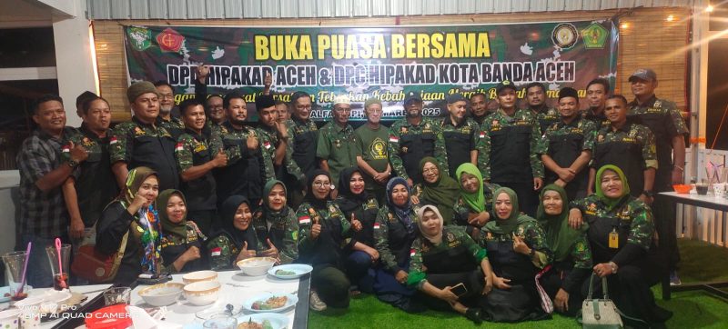 Pengurus dan anggota DPC HIPAKAD Kota Banda Aceh mengabadikan dalam sebuah foto bersama usai acara buka puasa bersama di Alfa Kopi, Selasa (10/3/2025).