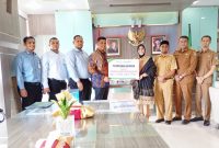 Pemimpin Bank Aceh Kantor Cabang Utama Bank Aceh, Andri Wardani menyerahkan secara simbolis dividen Bank Aceh Syariah Tahun Buku 2024 kepada Walikota Banda Aceh, Illiza Sa’aduddin Djamal yang disaksikan oleh Staf Ahli Walikota Banda Aceh, Jalaluddin, ST, MT, Asisten Administrasi Umum, Faisal SSTP, plt Kepala Badan Pengelolaan Keuangan Kota Banda Aceh, Alriandi Adiwinata. dari Bank Aceh hadir Kepala Bagian Umum dan Human Capital, Azzumar, dan Pemimpin Bank Aceh Cabang Pembantu Balaikota, Ziad Farhad yang berlangsung di ruang kerja Walikota Banda Aceh Selasa (11/3/2025).