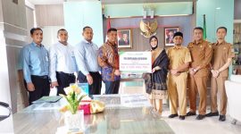 Pemimpin Bank Aceh Kantor Cabang Utama Bank Aceh, Andri Wardani menyerahkan secara simbolis dividen Bank Aceh Syariah Tahun Buku 2024 kepada Walikota Banda Aceh, Illiza Sa’aduddin Djamal yang disaksikan oleh Staf Ahli Walikota Banda Aceh, Jalaluddin, ST, MT, Asisten Administrasi Umum, Faisal SSTP,  plt Kepala Badan Pengelolaan Keuangan Kota Banda Aceh, Alriandi Adiwinata. dari Bank Aceh hadir Kepala Bagian Umum dan Human Capital, Azzumar, dan Pemimpin Bank Aceh Cabang Pembantu Balaikota, Ziad Farhad yang berlangsung di ruang kerja Walikota Banda Aceh Selasa (11/3/2025).