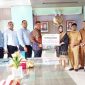 Pemimpin Bank Aceh Kantor Cabang Utama Bank Aceh, Andri Wardani menyerahkan secara simbolis dividen Bank Aceh Syariah Tahun Buku 2024 kepada Walikota Banda Aceh, Illiza Sa’aduddin Djamal yang disaksikan oleh Staf Ahli Walikota Banda Aceh, Jalaluddin, ST, MT, Asisten Administrasi Umum, Faisal SSTP,  plt Kepala Badan Pengelolaan Keuangan Kota Banda Aceh, Alriandi Adiwinata. dari Bank Aceh hadir Kepala Bagian Umum dan Human Capital, Azzumar, dan Pemimpin Bank Aceh Cabang Pembantu Balaikota, Ziad Farhad yang berlangsung di ruang kerja Walikota Banda Aceh Selasa (11/3/2025).