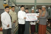 Tim Safari Ramadhan Pemerintah Aceh memberikan santunan fakir miskin dari Baitul Mal Aceh sejumlah Rp205 juta, ambal, sajadah serta alat kebersihan dan bantuan pemerintah Aceh atas nama Gubernur dan Wakil Gubernur Aceh sebanyak Rp25 juta.