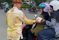 General Manager Kyriad Muraya Hotel Aceh Bambang Pramusinto membagikan takjil kepada ratusan pengendara motor dan becak di depan Kyriad Muraya Hotel Aceh Jumat (14/3/2025).