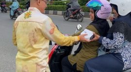 General Manager Kyriad Muraya Hotel Aceh Bambang Pramusinto membagikan takjil kepada ratusan pengendara motor dan becak di depan Kyriad Muraya Hotel Aceh Jumat (14/3/2025).