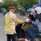 General Manager Kyriad Muraya Hotel Aceh Bambang Pramusinto membagikan takjil kepada ratusan pengendara motor dan becak di depan Kyriad Muraya Hotel Aceh Jumat (14/3/2025).