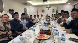 Wakil Gubernur Aceh Fadhlullah bersama Forbes DPD/DPR-RI dan Masyarakat Aceh bahas untuk memperjuangkan keberlangsungan dana Otsus Aceh di aula kantor Badan Penghubung Pemerintah Aceh Sabtu (15/3/2025 di Jakarta.