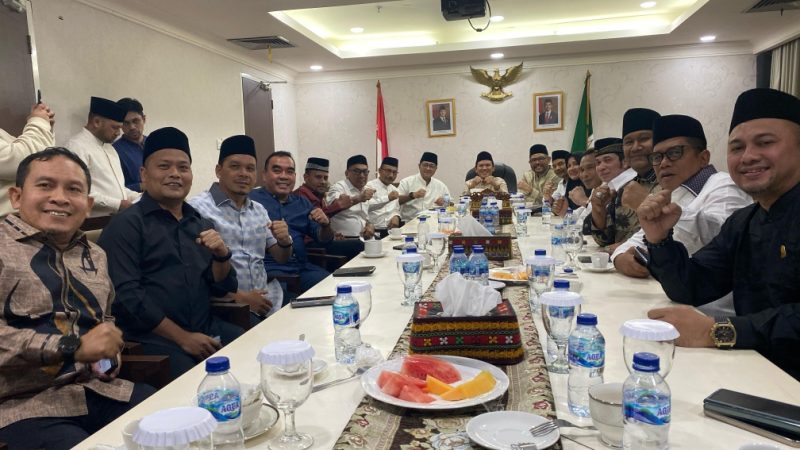 Wakil Gubernur Aceh Fadhlullah bersama Forbes DPD/DPR-RI dan Masyarakat Aceh bahas untuk memperjuangkan keberlangsungan dana Otsus Aceh di aula kantor Badan Penghubung Pemerintah Aceh Sabtu (15/3/2025 di Jakarta.
