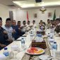 Wakil Gubernur Aceh Fadhlullah bersama Forbes DPD/DPR-RI dan Masyarakat Aceh bahas untuk memperjuangkan keberlangsungan dana Otsus Aceh di aula kantor Badan Penghubung Pemerintah Aceh Sabtu (15/3/2025 di Jakarta.