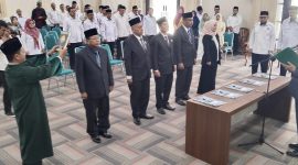 Kepala Kantor Kementerian Agama Provinsi Aceh Drs H Azhari melantik dan mengambil sumpah lima pejabat Eselon III atas nama Menteri Agama RI di Aula Kanwil Kemenag Aceh Selasa (18/3/2025)