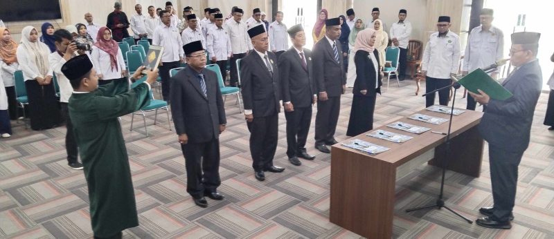 Kepala Kantor Kementerian Agama Provinsi Aceh Drs H Azhari melantik dan mengambil sumpah lima pejabat Eselon III atas nama Menteri Agama RI di Aula Kanwil Kemenag Aceh Selasa (18/3/2025)
