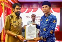 Gubernur Aceh Muzakir Manaf saat menyerahkan SK Plt Sekda Aceh kepada M Nasir, Senin (17/3/2025) di Pendopo Gubernur. (Foto: Dok. Humas )