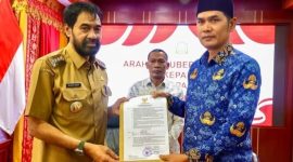 Gubernur Aceh Muzakir Manaf saat menyerahkan SK Plt Sekda Aceh kepada M Nasir, Senin (17/3/2025) di Pendopo Gubernur. (Foto: Dok. Humas )