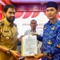 Gubernur Aceh Muzakir Manaf saat menyerahkan SK Plt Sekda Aceh kepada M Nasir, Senin (17/3/2025) di Pendopo Gubernur. (Foto: Dok. Humas )