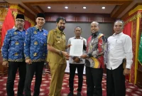 Gubernur Aceh Muzakir Manaf, menyerahkan SK Plt. Dirut Bank Aceh kepada Fadil Ilyas di Meuligoe Gubernur Aceh, Senin (17/3/2025). (Foto: Dok. Bank Aceh)