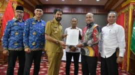 Gubernur Aceh Muzakir Manaf, menyerahkan SK Plt. Dirut Bank Aceh kepada Fadil Ilyas di Meuligoe Gubernur Aceh, Senin (17/3/2025). (Foto: Dok. Bank Aceh)