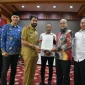 Gubernur Aceh Muzakir Manaf, menyerahkan SK Plt. Dirut Bank Aceh kepada Fadil Ilyas di Meuligoe Gubernur Aceh, Senin (17/3/2025). (Foto: Dok. Bank Aceh)