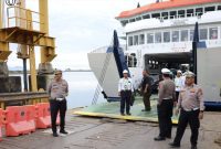 Kabid Humas Polda Aceh Kombes Joko Krisdiyanto: pihak kepolisian menerjunkan personel untuk mengamankan area pelabuhan serta memastikan kelancaran arus penumpang dan kendaraan yang akan menyeberang ke Sabang, Jum'at (4/4/2025).