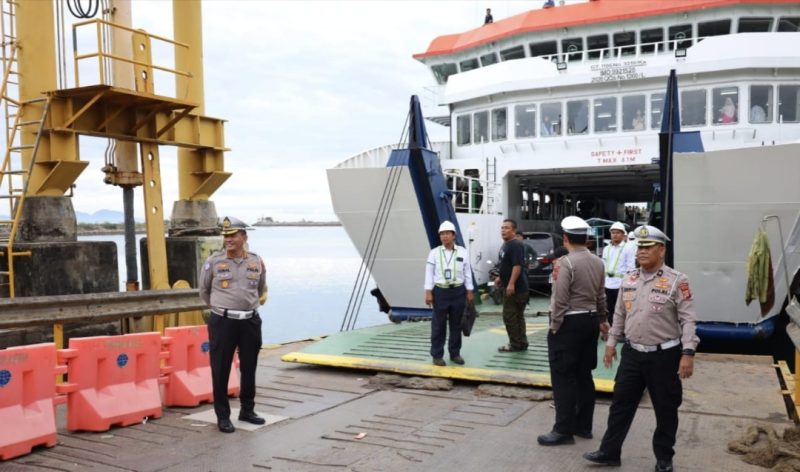 Kabid Humas Polda Aceh Kombes Joko Krisdiyanto: pihak kepolisian menerjunkan personel untuk mengamankan area pelabuhan serta memastikan kelancaran arus penumpang dan kendaraan yang akan menyeberang ke Sabang, Jum'at (4/4/2025).