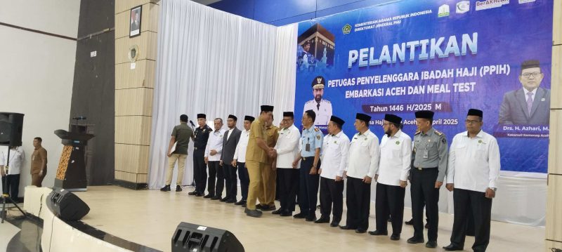 Plt Sekda Aceh M Nasir bersalaman dengan Ketua PPIH BTJ Azhari dan jajaran/mitra usai proses pelantikan di Aula Jeddah UPT Asrama Embarkasi Haji Aceh, Selasa (22/4/2025).