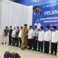 Plt Sekda Aceh M Nasir bersalaman dengan Ketua PPIH BTJ Azhari dan jajaran/mitra usai proses pelantikan di Aula Jeddah UPT Asrama Embarkasi Haji Aceh, Selasa (22/4/2025).