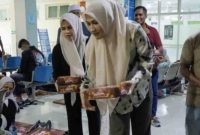 Istri Gubernur Aceh Marlina membagikan nasi kotak untuk sahur bagi yang membutuhkan sebagai bentuk kepedulian dan saling berbagi serta ketulusan hati dibulan ramadhan.