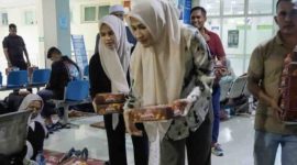 Istri Gubernur Aceh Marlina membagikan nasi kotak untuk sahur bagi yang membutuhkan sebagai bentuk kepedulian dan saling berbagi serta ketulusan hati dibulan ramadhan.