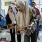 Istri Gubernur Aceh Marlina membagikan nasi kotak untuk sahur bagi yang membutuhkan sebagai bentuk kepedulian dan saling berbagi serta ketulusan hati dibulan ramadhan.