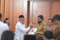 Gubernur Aceh Muzakir Manaf Terima Hasil Pemeriksaan Laporan Keuangan Pemerintah Aceh Tahun 2024 dari BPKP