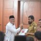 Gubernur Aceh Muzakir Manaf Terima Hasil Pemeriksaan Laporan Keuangan Pemerintah Aceh Tahun 2024 dari BPKP