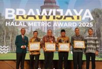 Wakil Gubernur Aceh, H.Fadlullah, SE didampingi Kepala Dinas Kebudayaan dan Pariwisata Aceh, Almuniza Kamal S.STP M.Si usai menerima penghargaan di Aula UB, Universitas Brawijaya, Malang, Jawa Timur, Senin (21/4/2025). Foto: Humas BPPA