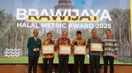 Wakil Gubernur Aceh, H.Fadlullah, SE didampingi Kepala Dinas Kebudayaan dan Pariwisata Aceh, Almuniza Kamal S.STP M.Si usai menerima penghargaan di Aula UB, Universitas Brawijaya, Malang, Jawa Timur, Senin (21/4/2025). Foto: Humas BPPA