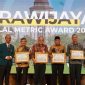 Wakil Gubernur Aceh, H.Fadlullah, SE didampingi Kepala Dinas Kebudayaan dan Pariwisata Aceh, Almuniza Kamal S.STP M.Si usai menerima penghargaan di Aula UB, Universitas Brawijaya, Malang, Jawa Timur, Senin (21/4/2025). Foto: Humas BPPA
