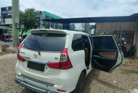 Mobil toyota avanza warna putih milik aktivis hukum dan pengacara muda Boihaqqi, diketahui kaca jendela sebelah kanan pecah saat parkir disebuah warkop di Kota Banda Aceh, Senin (28/4/2025).