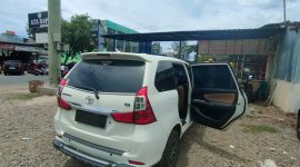 Mobil toyota avanza warna putih milik aktivis hukum dan pengacara muda Boihaqqi, diketahui kaca jendela sebelah kanan pecah saat parkir disebuah warkop di Kota Banda Aceh, Senin (28/4/2025).