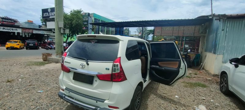 Mobil toyota avanza warna putih milik aktivis hukum dan pengacara muda Boihaqqi, diketahui kaca jendela sebelah kanan pecah saat parkir disebuah warkop di Kota Banda Aceh, Senin (28/4/2025).