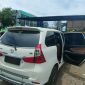 Mobil toyota avanza warna putih milik aktivis hukum dan pengacara muda Boihaqqi, diketahui kaca jendela sebelah kanan pecah saat parkir disebuah warkop di Kota Banda Aceh, Senin (28/4/2025).
